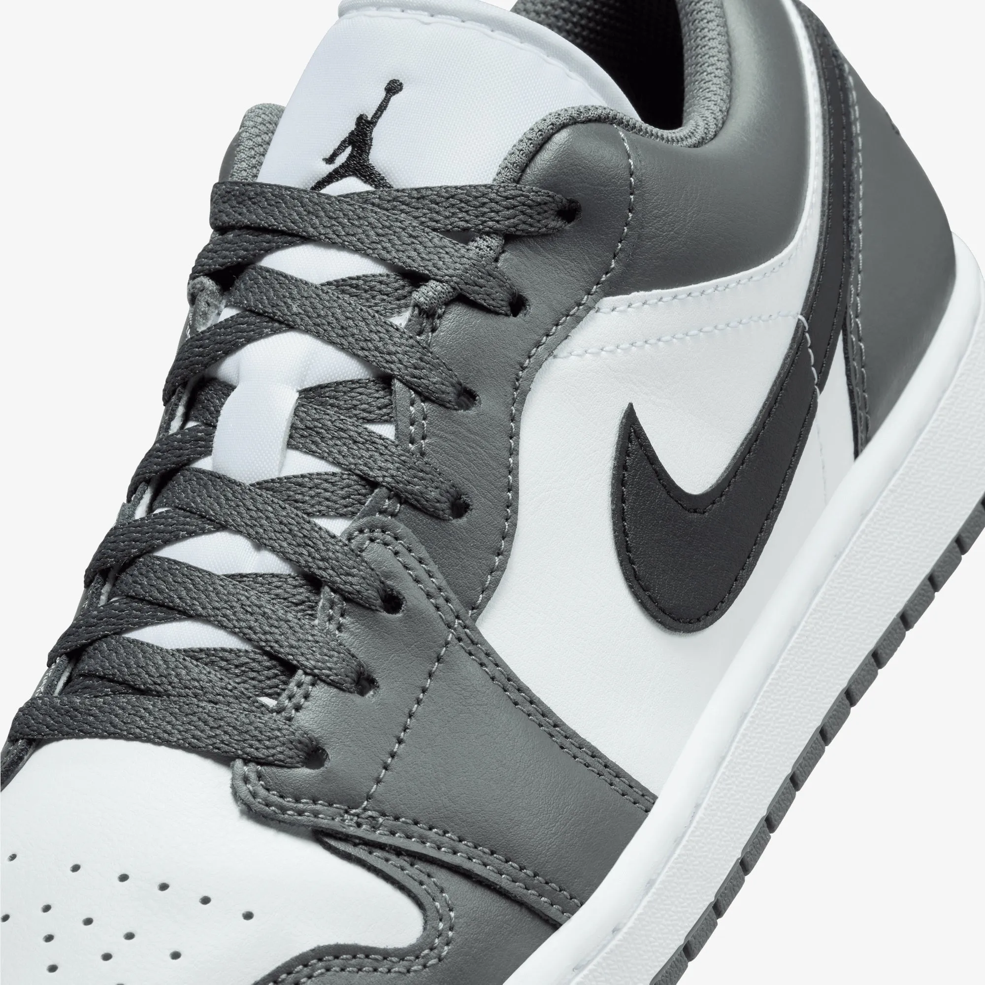 JORDAN | AIR JORDAN 1 LOW { WHITE/BLACK-IRON GREY