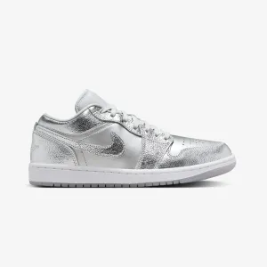 Jordan | WMN'S AIR JORDAN 1 LOW SE  { METALLIC SILVER/PHOTON DUST-WOLF GREY