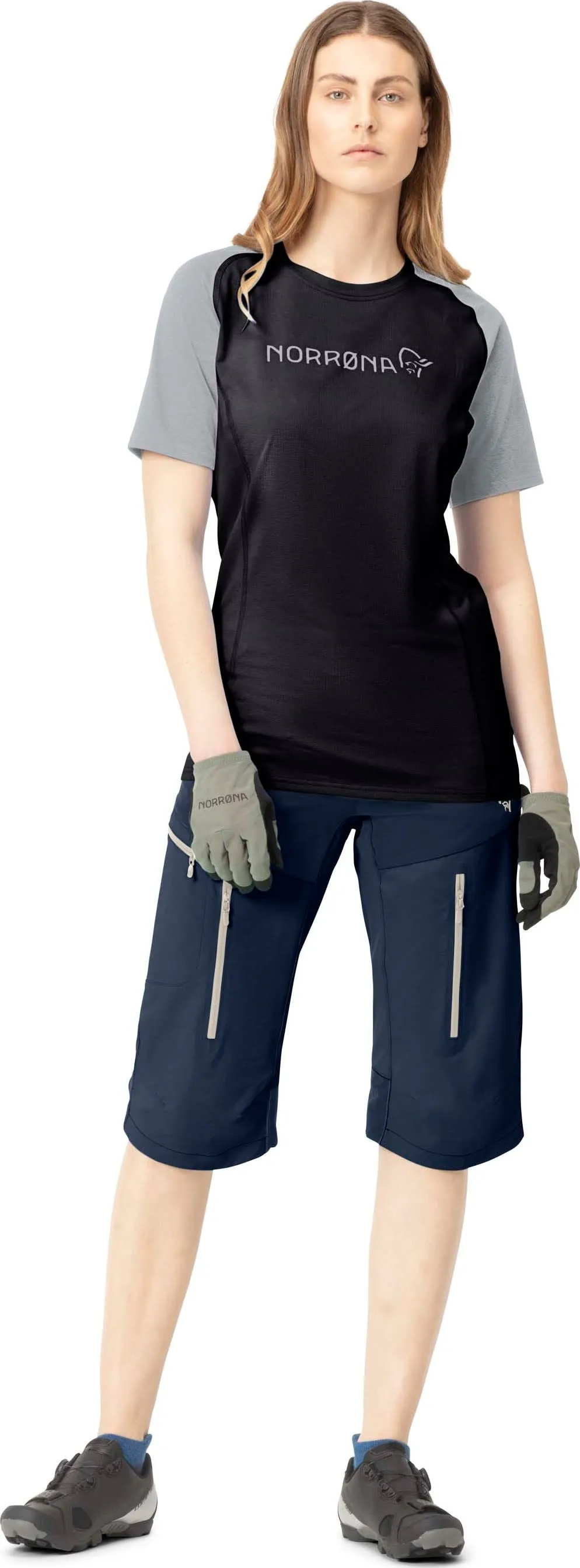 Norrøna Women&#x27;s Fjørå Equaliser Lightweight T-Shirt Caviar/Light Grey | Buy Norrøna Women&#x27;s Fjørå Equaliser Lightweight T-Shirt Caviar/Light Grey here | Outnorth