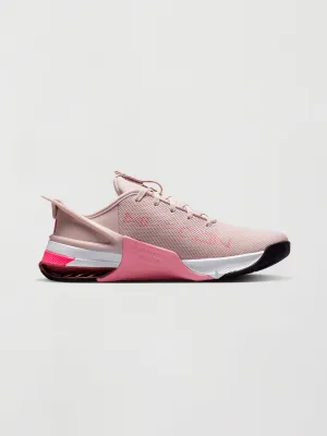 W NIKE METCON 8 FLYEASE - BARELY ROSE/CAVE PURPLE-PINK RISE